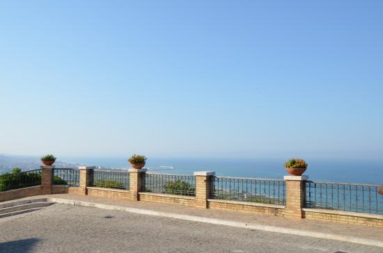 Terrazza di piazza Lattanzi - Marche tra mare e cultura
