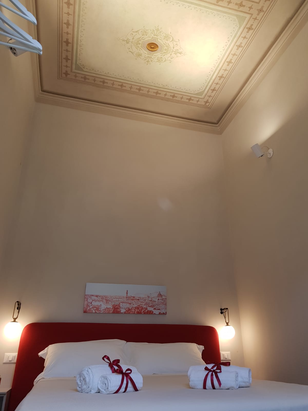 Questa immagine ha l'attributo alt vuoto; il nome del file è camera-rossa-.jpeg